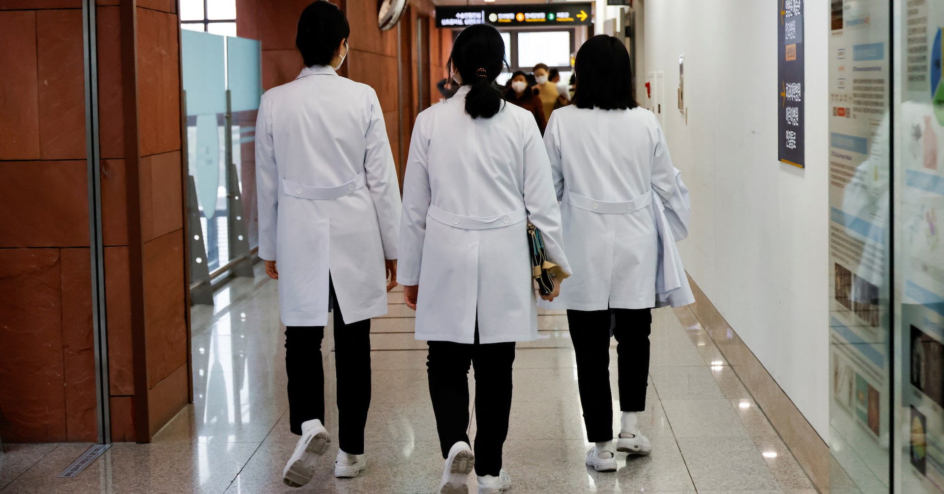 Hàn Quốc "thỏa hiệp" để tìm giải pháp với ngành y khoa - Ảnh 1.