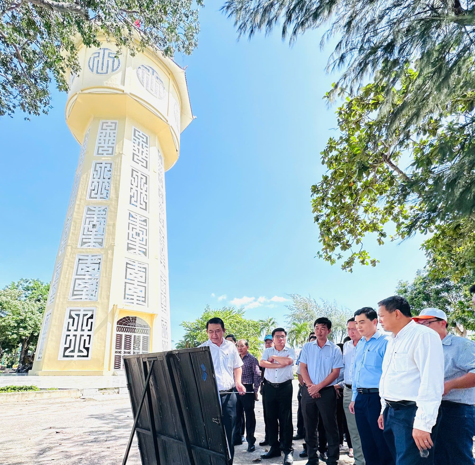 Bí thư Tỉnh ủy Bình Thuận đi kiểm tra các công trình xây dựng quan trọng của tỉnh - Ảnh 2.