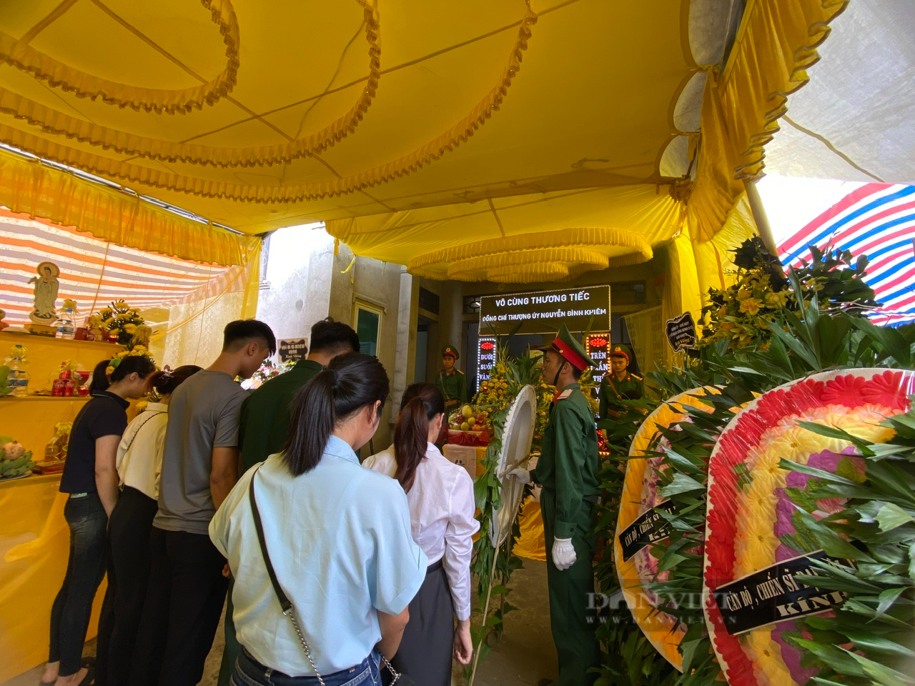 Dòng người tiếc thương đại úy Nguyễn Đình Khiêm hy sinh khi chống bão số 3- Ảnh 2.