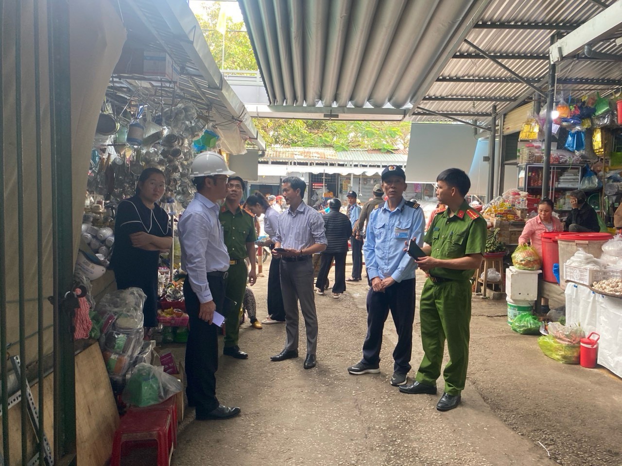 EVNCPC tăng cường kiểm tra và tuyên truyền an toàn điện- Ảnh 1.