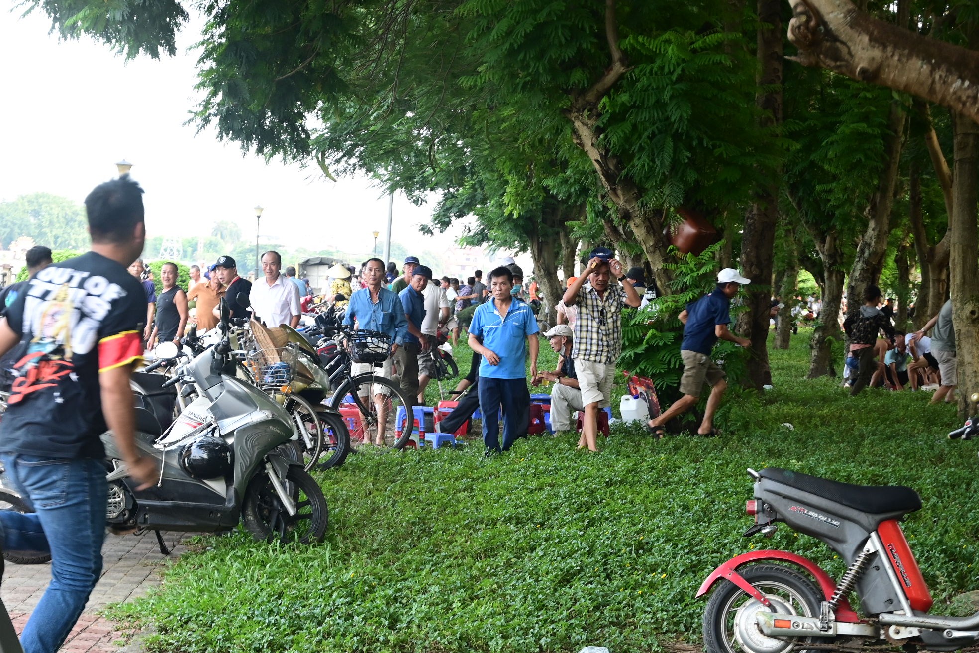 Hải Phòng: Gần 100 chiến sĩ Công an quận Ngô Quyền vây bắt nhóm đối tượng đánh bạc tại khu vực hồ An Biên- Ảnh 1.