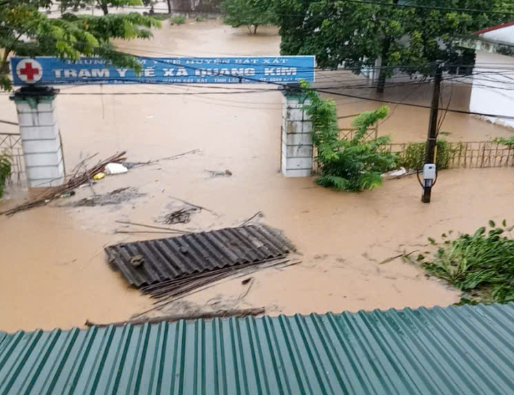 Nước sông Hồng, sông Chảy dâng cao ở Lào Cai hàng trăm hộ dân bị ảnh hưởng, 1 người chết, 8 người mất tích - Ảnh 1.