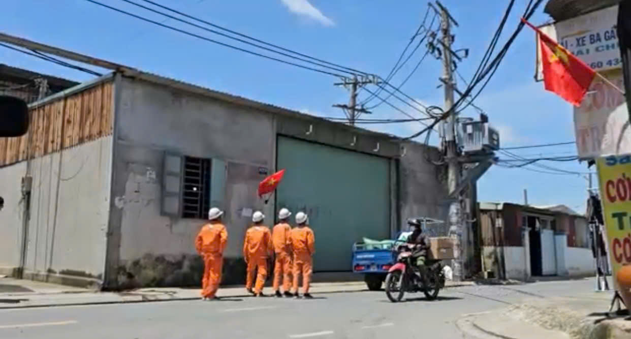 Cảnh sát phong tỏa hiện trường, điều tra nguyên nhân vụ cháy xưởng nhựa rộng hàng trăm mét vuông- Ảnh 1.