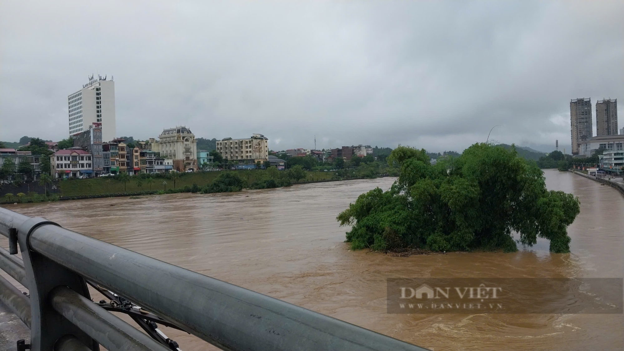 Nước sông Hồng dâng cao, nhiều nơi tại thành phố Lào Cai ngập lụt nghiêm trọng- Ảnh 10.