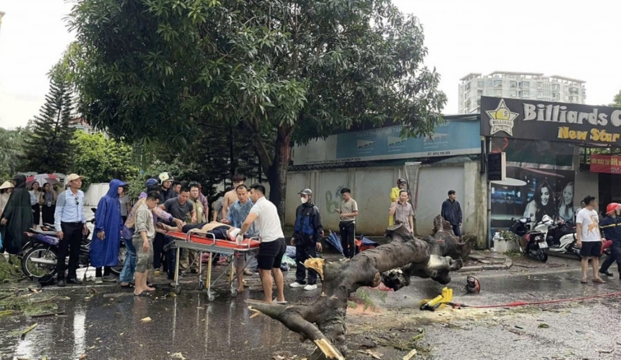 Vợ nam phóng viên ôm con khóc nấc khi nghe tin chồng gặp nạn do ảnh hưởng của bão số 3 - Ảnh 1.