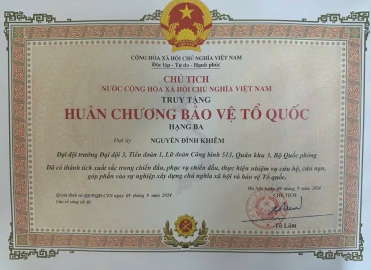 Chủ tịch nước Tô Lâm ký truy tặng Huân chương Bảo vệ Tổ quốc cho đại úy hy sinh khi chống bão số 3- Ảnh 2.