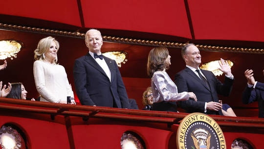 Báo Mỹ tiết lộ sự bất thường trong quan hệ giữa bà Harris với ông Biden - Ảnh 1.