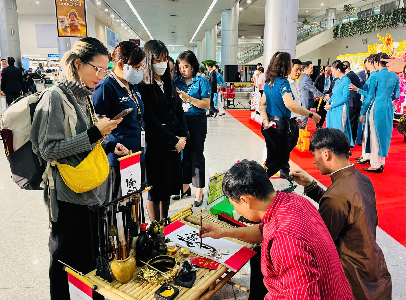 Khách quốc tế “xông đất” TP.HCM đầu năm 2025 được tặng quà, vé bay khứ hồi - Ảnh 2.