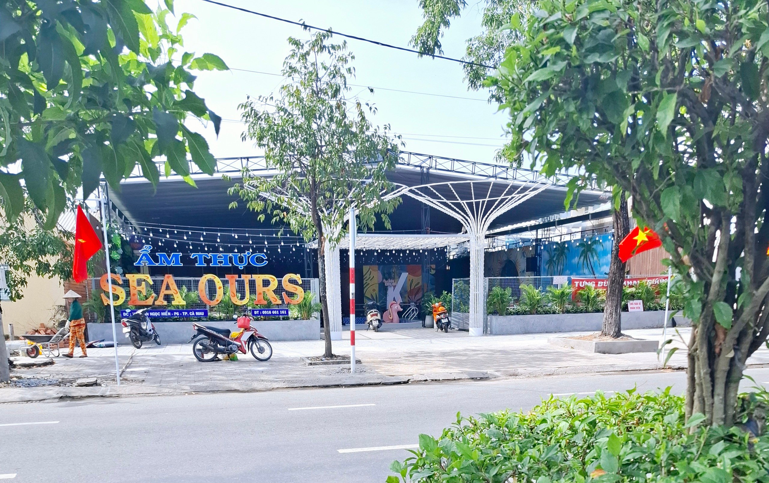 Cà Mau: Dân tố thêm quán nhậu nằm cạnh bệnh viện chơi nhạc vũ trường “tung nóc nhà” sau phản ánh của Dân Việt - Ảnh 1.