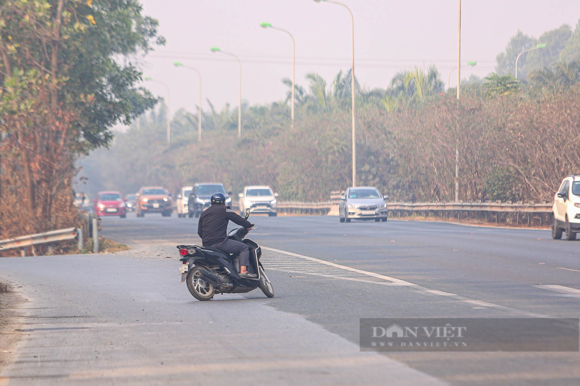 Ngày đầu áp dụng Nghị định giao thông mới, nhiều người dân ở Hà Nội vẫn cố tình vi phạm luật- Ảnh 4.