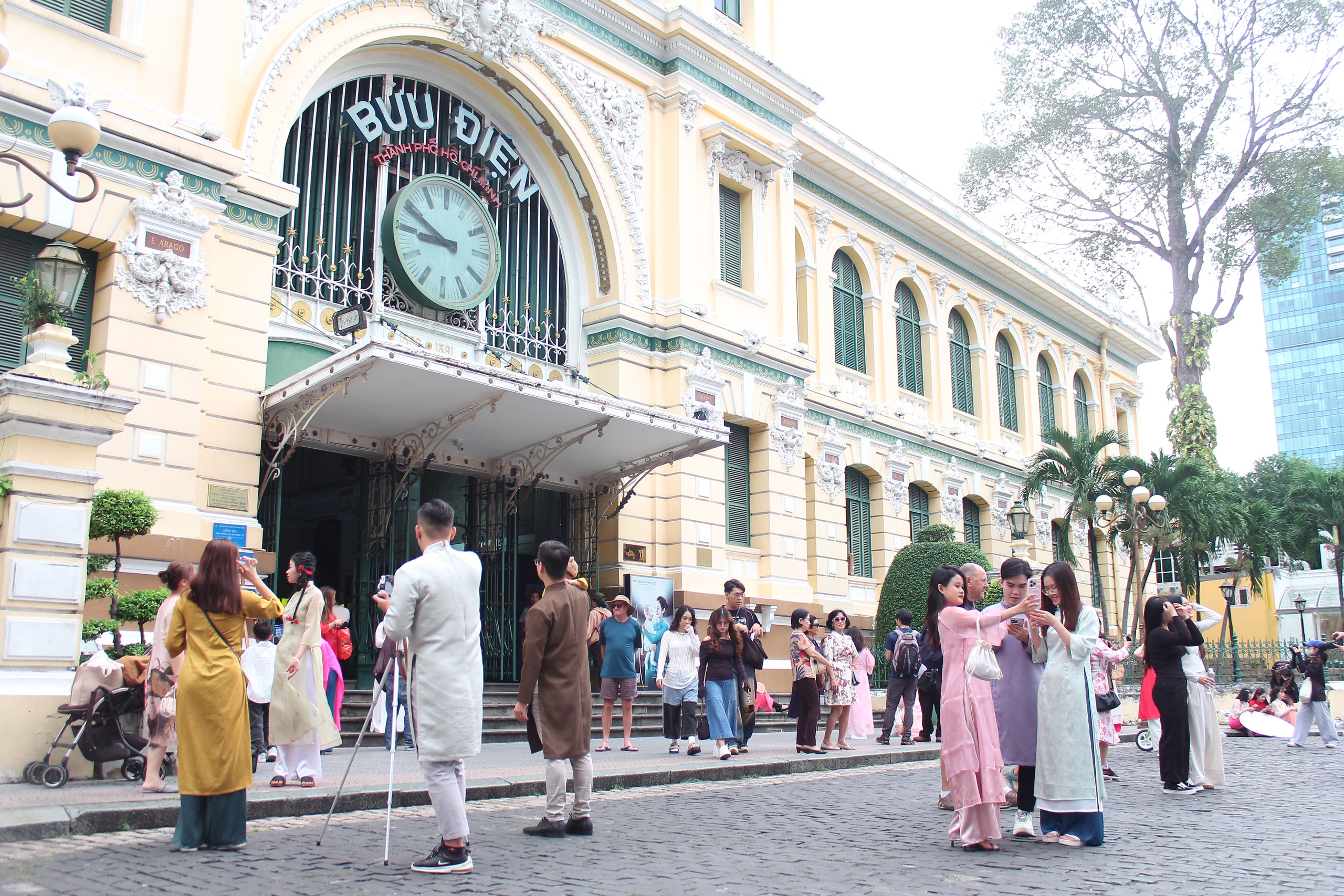 Người dân TP.HCM xuống đường vui chơi ngày đầu năm mới - Ảnh 1.