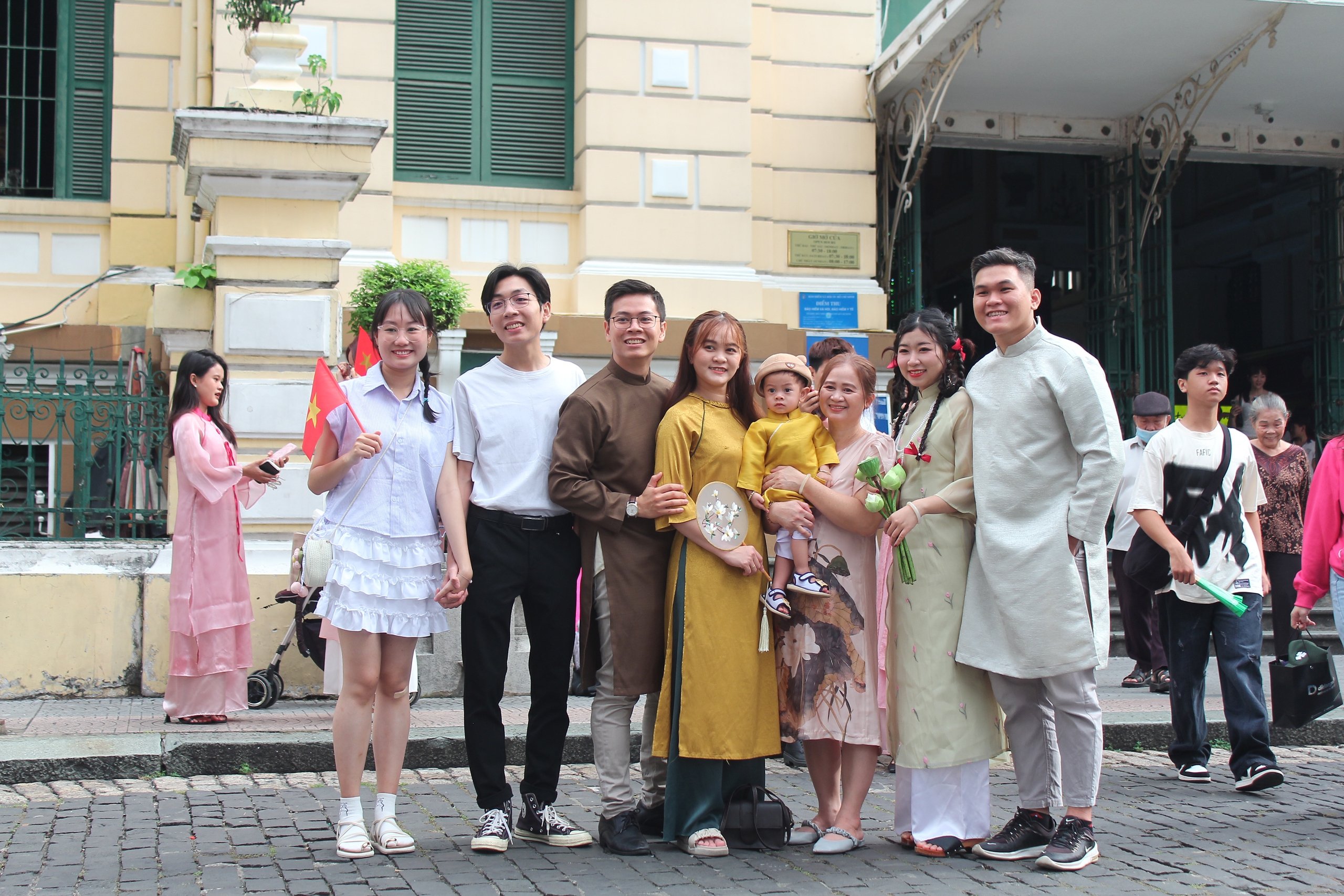 Người dân TP.HCM xuống đường vui chơi ngày đầu năm mới - Ảnh 2.