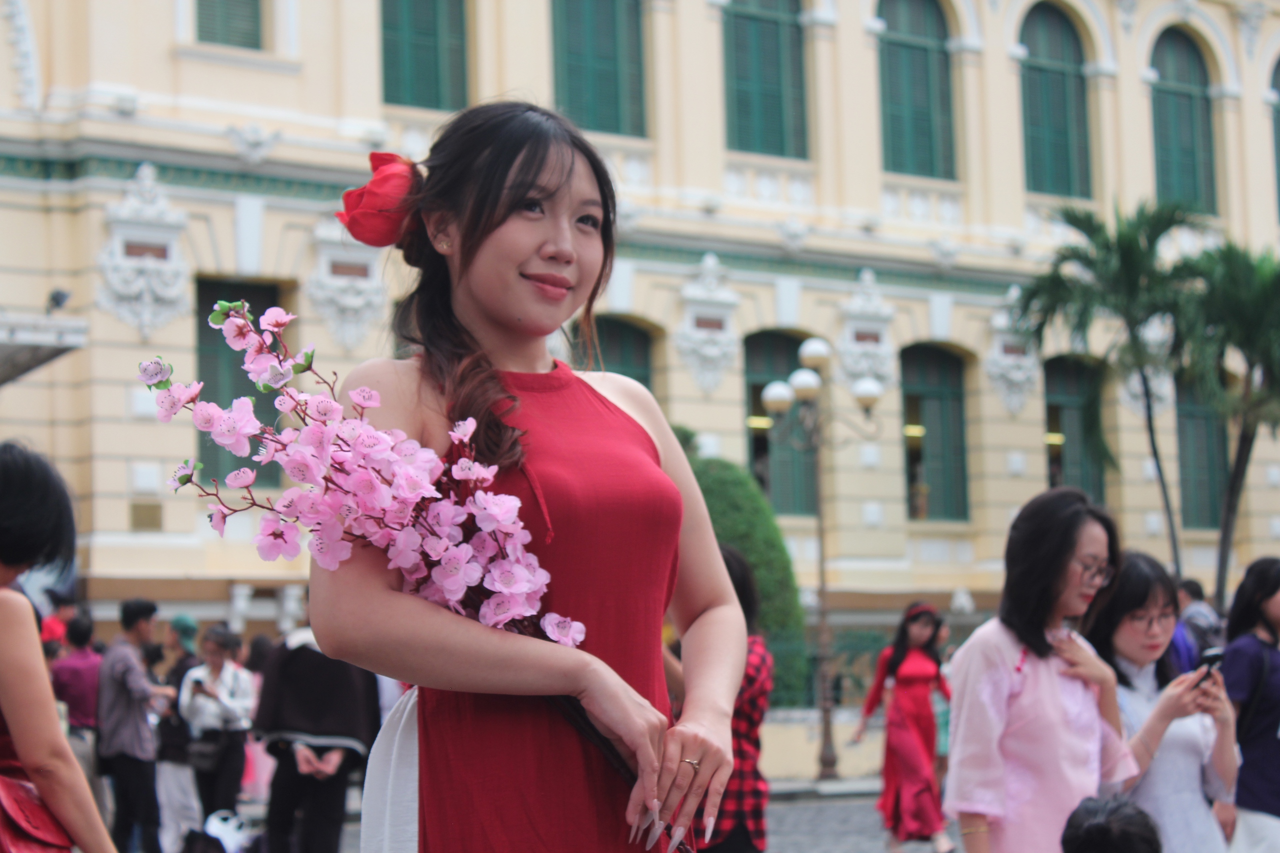 Người dân TP.HCM xuống đường vui chơi ngày đầu năm mới - Ảnh 3.