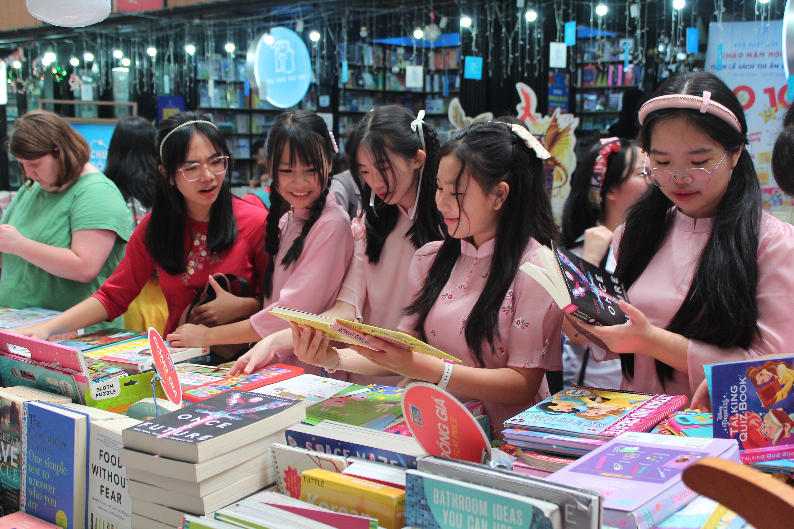 Người dân TP.HCM xuống đường vui chơi ngày đầu năm mới - Ảnh 5.