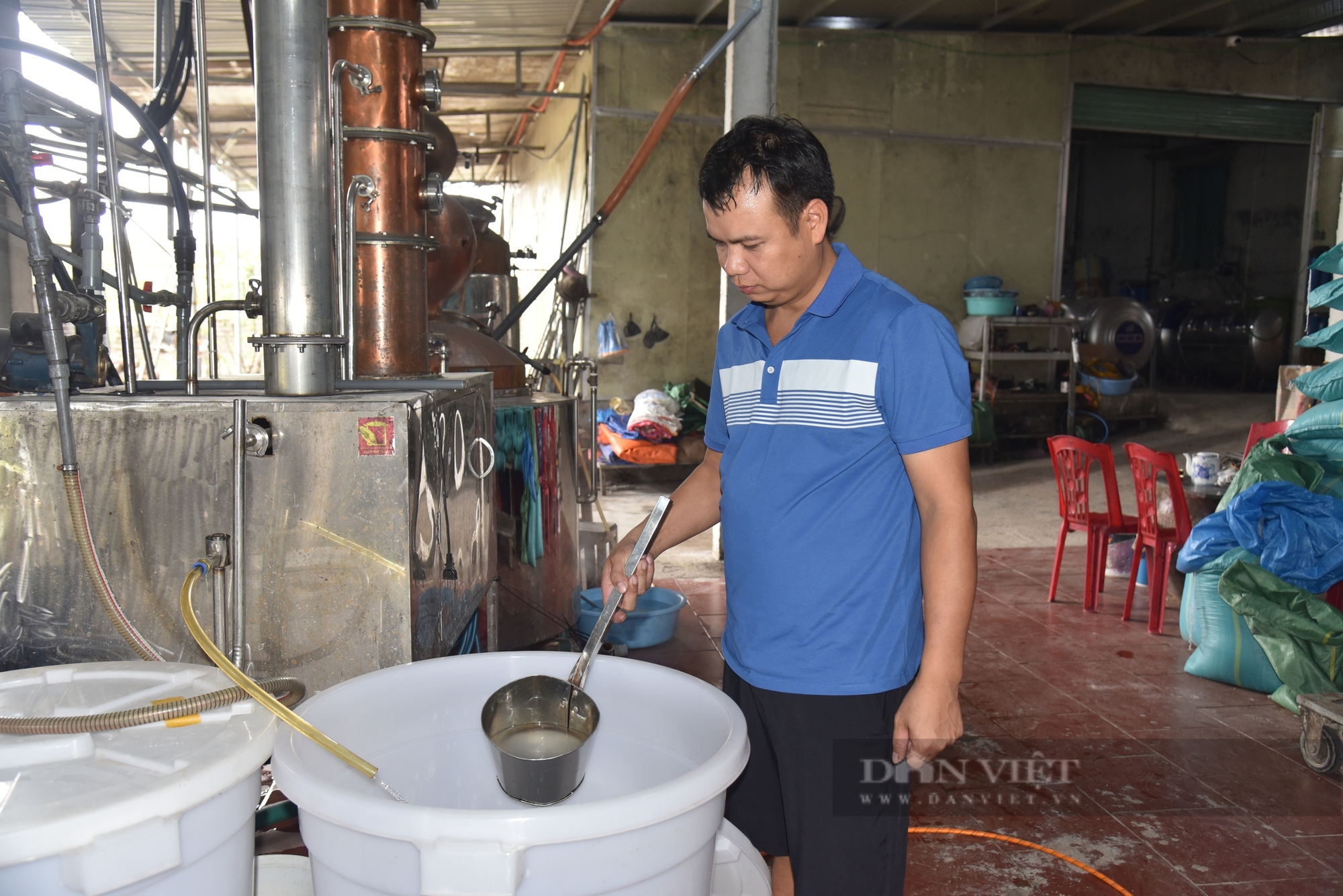 8X Quảng Ninh bỏ công việc nhiều người mơ ước, về làm nông dân nấu thứ chưng cất từ gạo nếp quê   - Ảnh 3.
