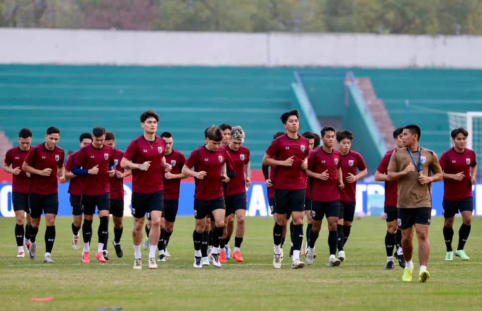 Ngôi sao Suphanat tập cực sung, ĐT Thái Lan làm quen sân Việt Trì- Ảnh 4.