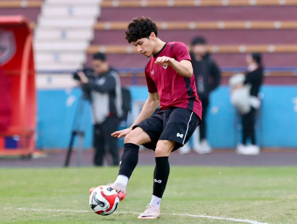 Ngôi sao Suphanat tập cực sung, ĐT Thái Lan làm quen sân Việt Trì- Ảnh 9.