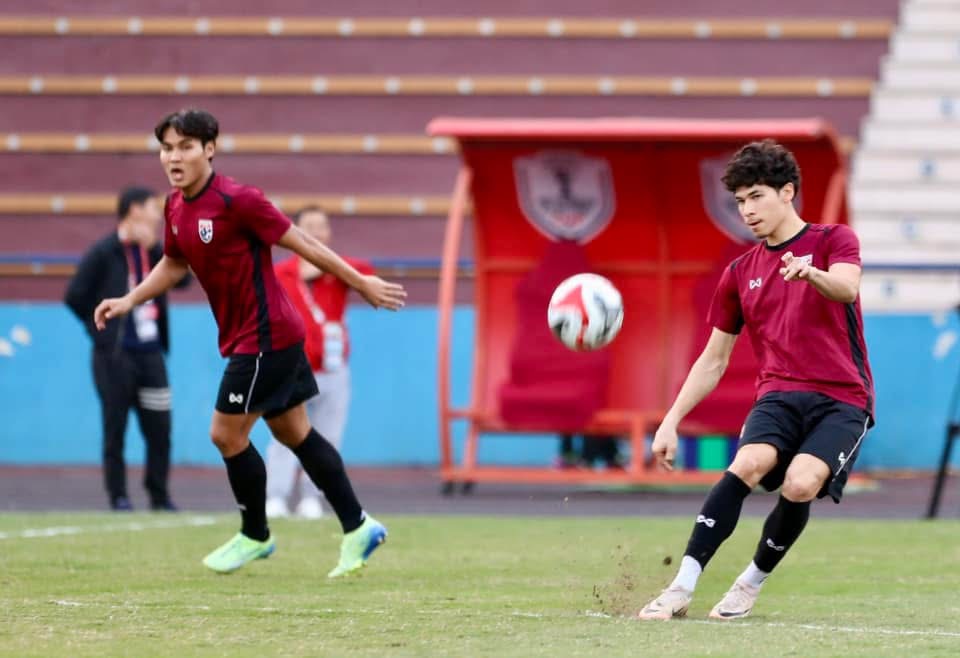 Ngôi sao Suphanat tập cực sung, ĐT Thái Lan làm quen sân Việt Trì- Ảnh 10.