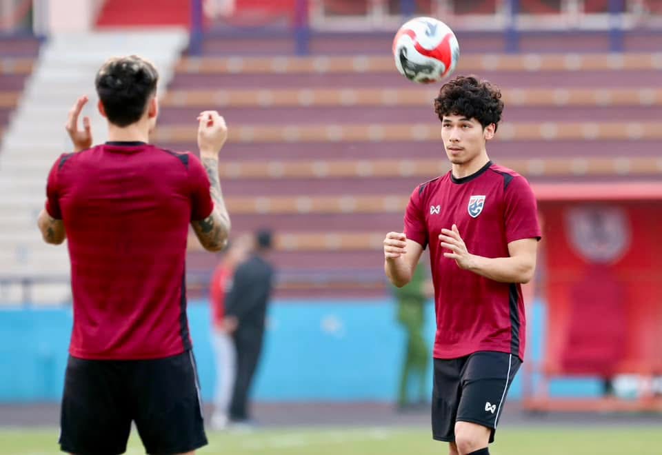 Ngôi sao Suphanat tập cực sung, ĐT Thái Lan làm quen sân Việt Trì- Ảnh 11.
