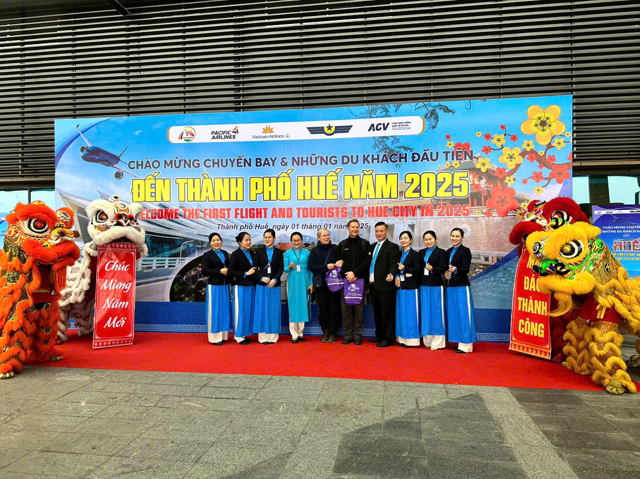 Hàng không đón những hành khách đầu tiên dịp năm mới 2025- Ảnh 4.