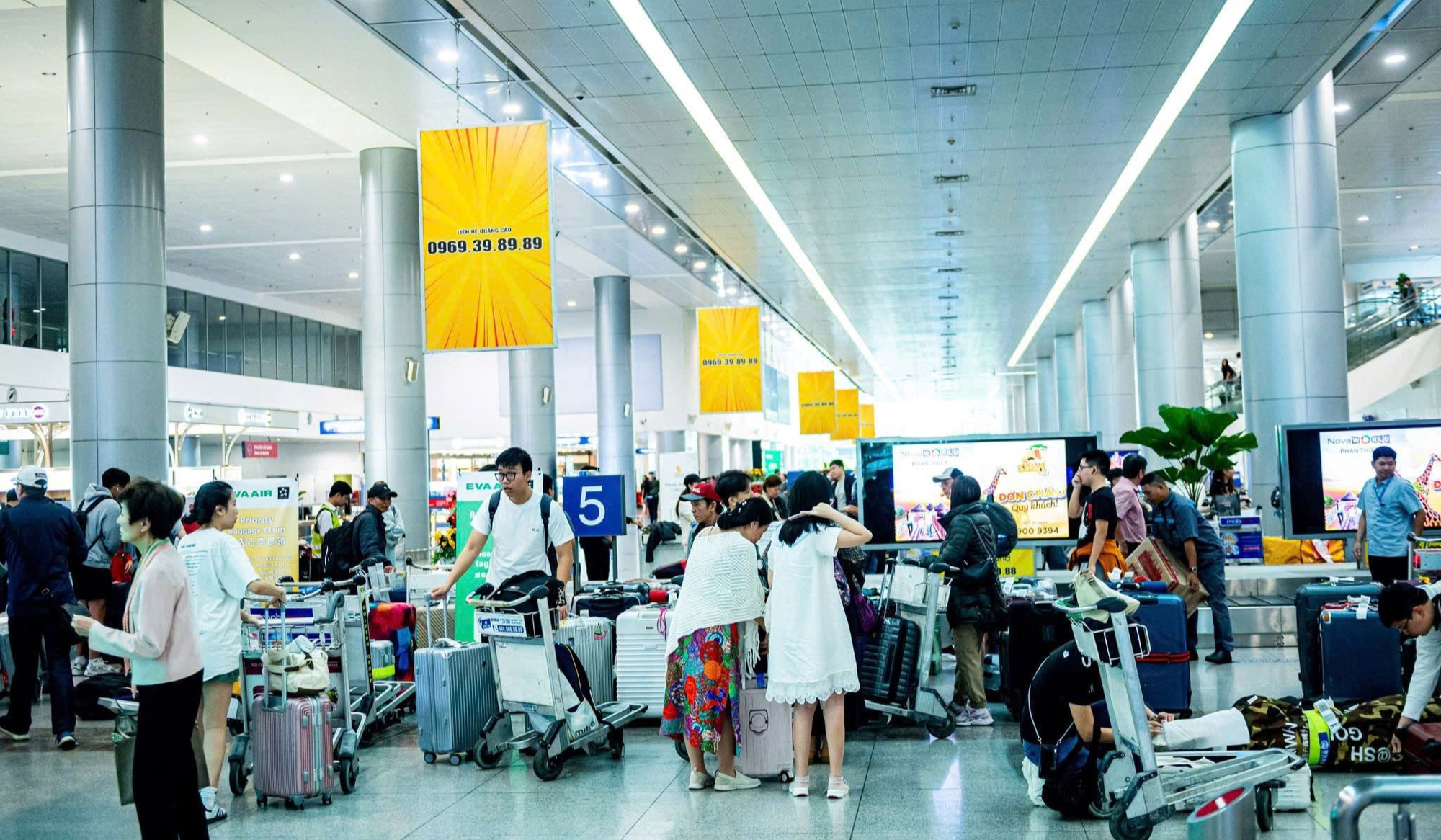 Sân bay Tân Sơn Nhất đón hơn 100.000 khách trong ngày đầu năm 2025 - Ảnh 1.