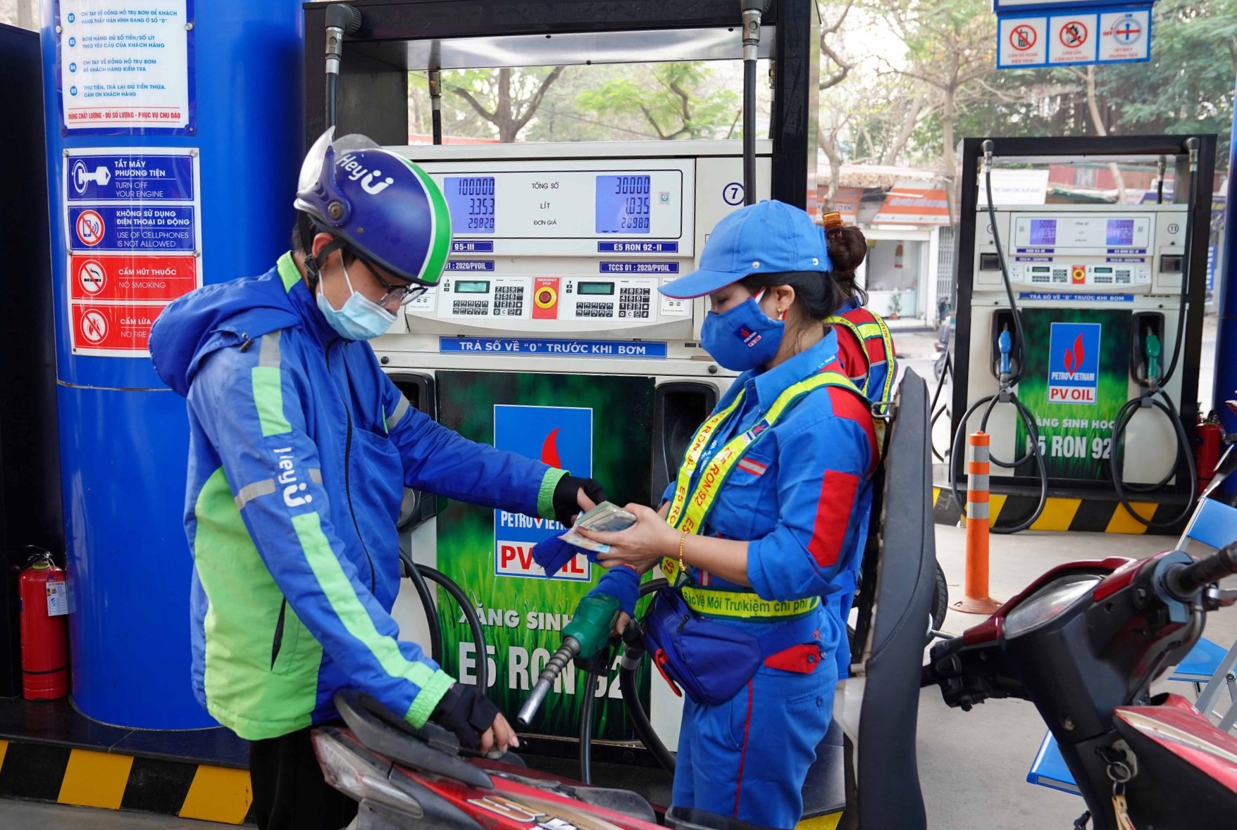 Giá xăng dầu hôm nay 2/1: Giá xăng dầu bật tăng trong phiên điều hành đầu tiên năm mới 2025 - Ảnh 1.