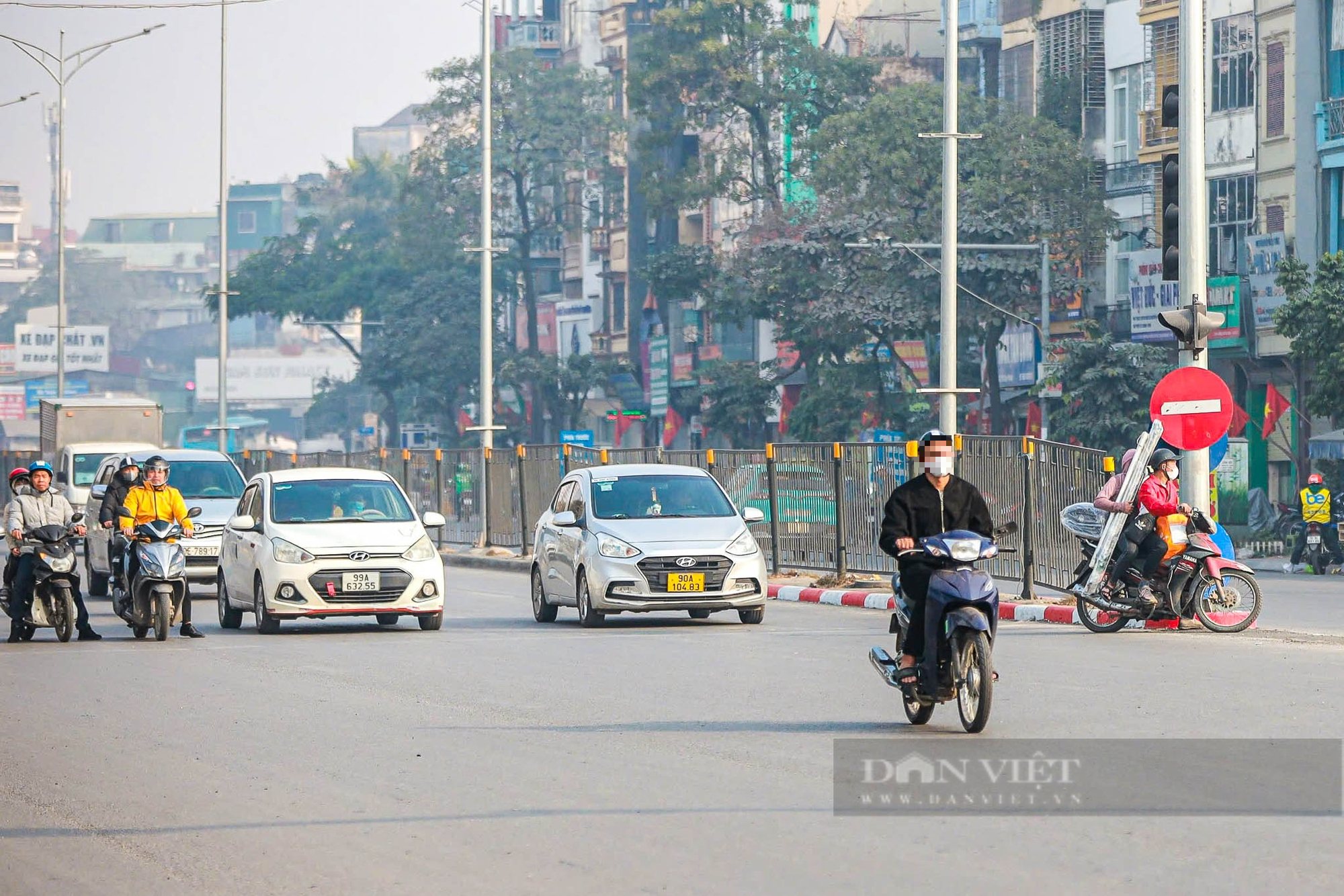 Ngày đầu áp dụng Nghị định giao thông mới, nhiều người dân ở Hà Nội vẫn cố tình vi phạm luật- Ảnh 2.
