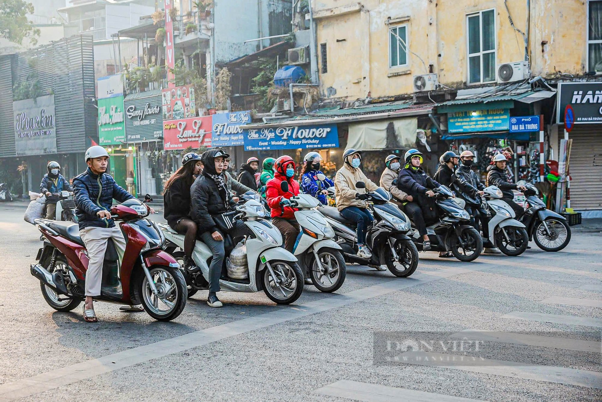 Ngày đầu áp dụng Nghị định giao thông mới, nhiều người dân ở Hà Nội vẫn cố tình vi phạm luật- Ảnh 5.