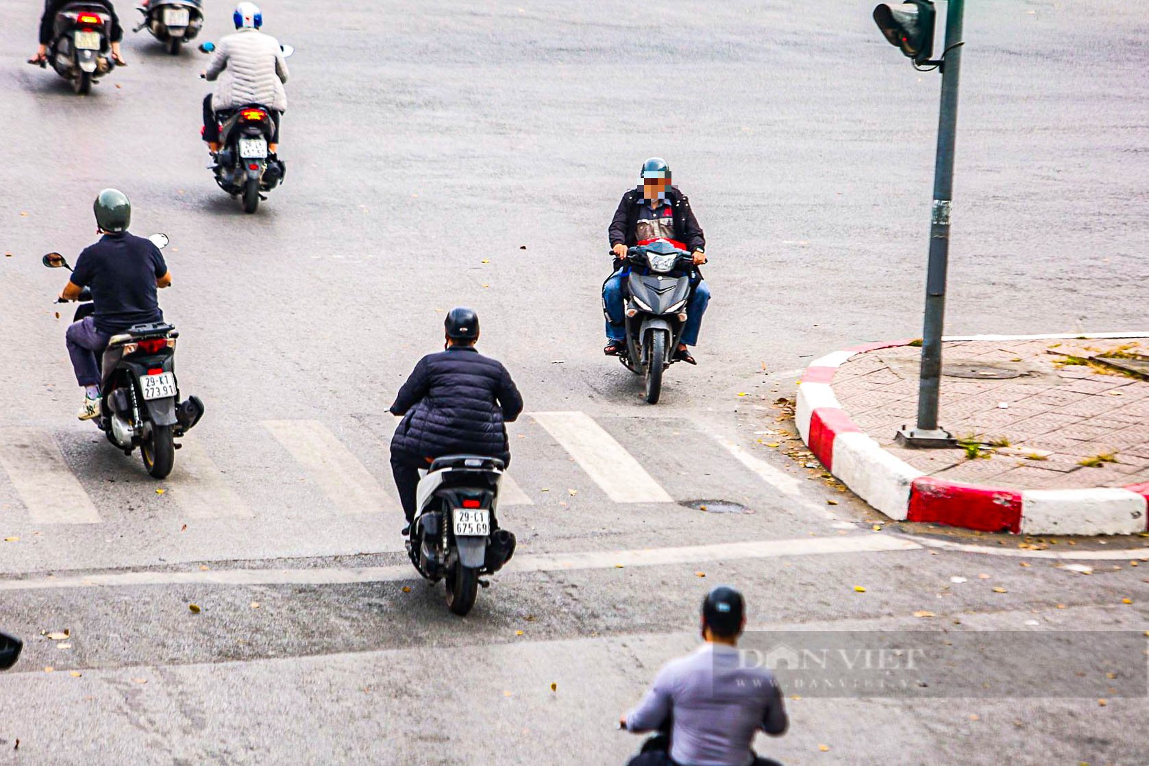 Ngày đầu áp dụng Nghị định giao thông mới, nhiều người dân ở Hà Nội vẫn cố tình vi phạm luật- Ảnh 10.
