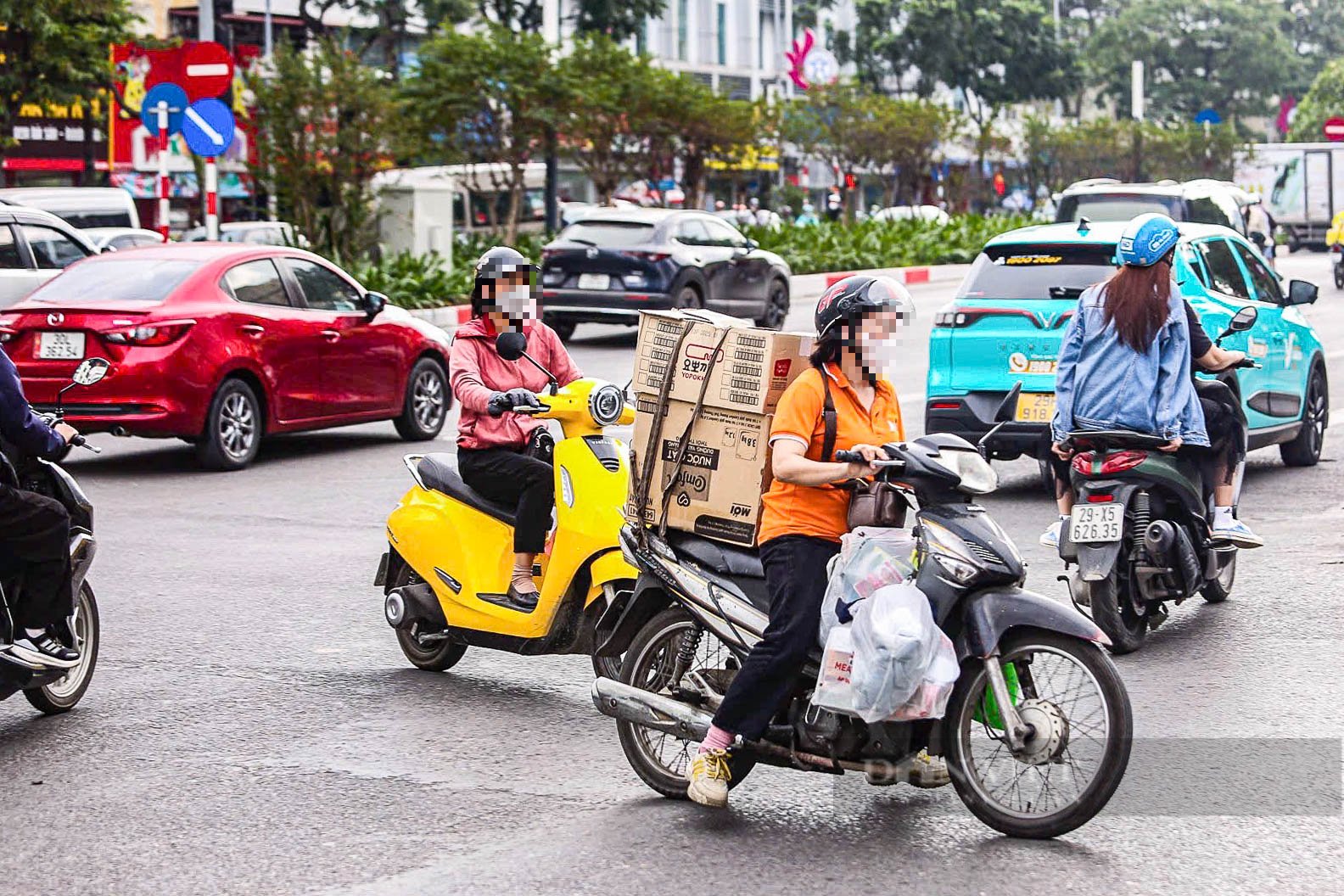 Ngày đầu áp dụng Nghị định giao thông mới, nhiều người dân ở Hà Nội vẫn cố tình vi phạm luật- Ảnh 7.