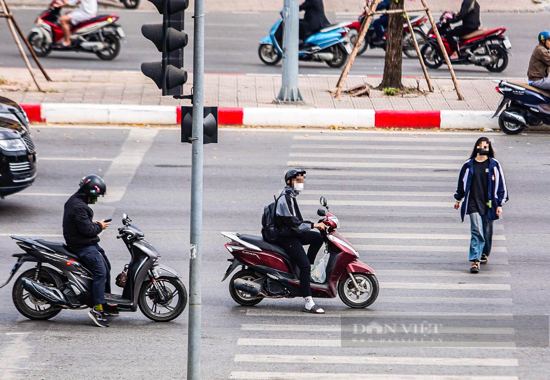 Ngày đầu áp dụng Nghị định giao thông mới, nhiều người dân ở Hà Nội vẫn cố tình vi phạm luật- Ảnh 9.