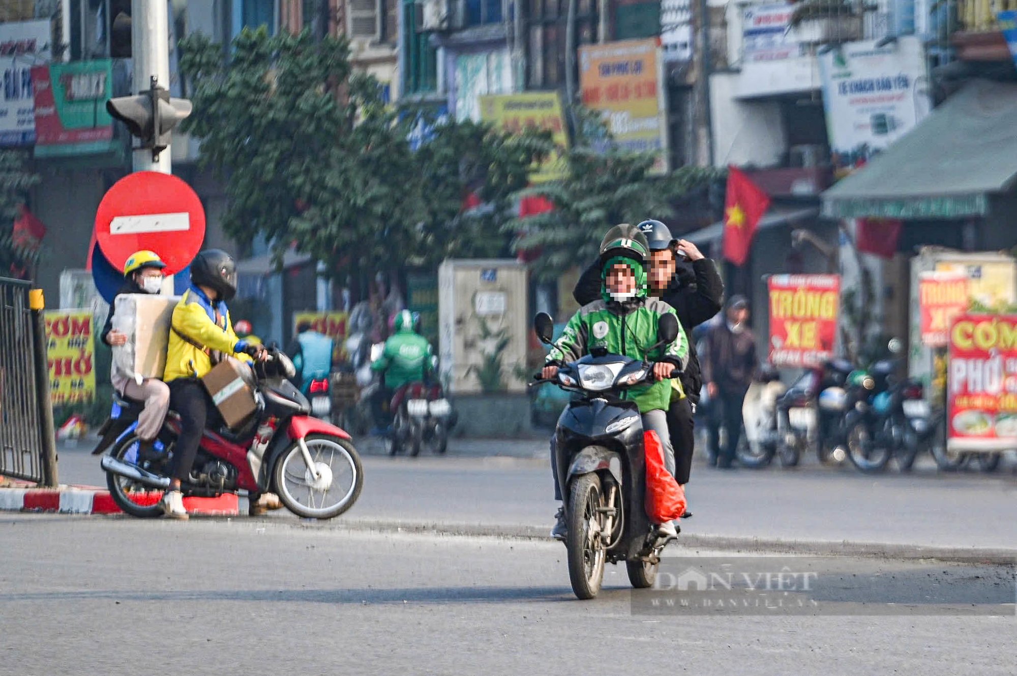 Ngày đầu áp dụng Nghị định giao thông mới, nhiều người dân ở Hà Nội vẫn cố tình vi phạm luật- Ảnh 6.