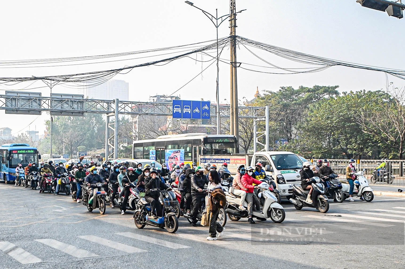 Ngày đầu áp dụng Nghị định giao thông mới, nhiều người dân ở Hà Nội vẫn cố tình vi phạm luật- Ảnh 11.