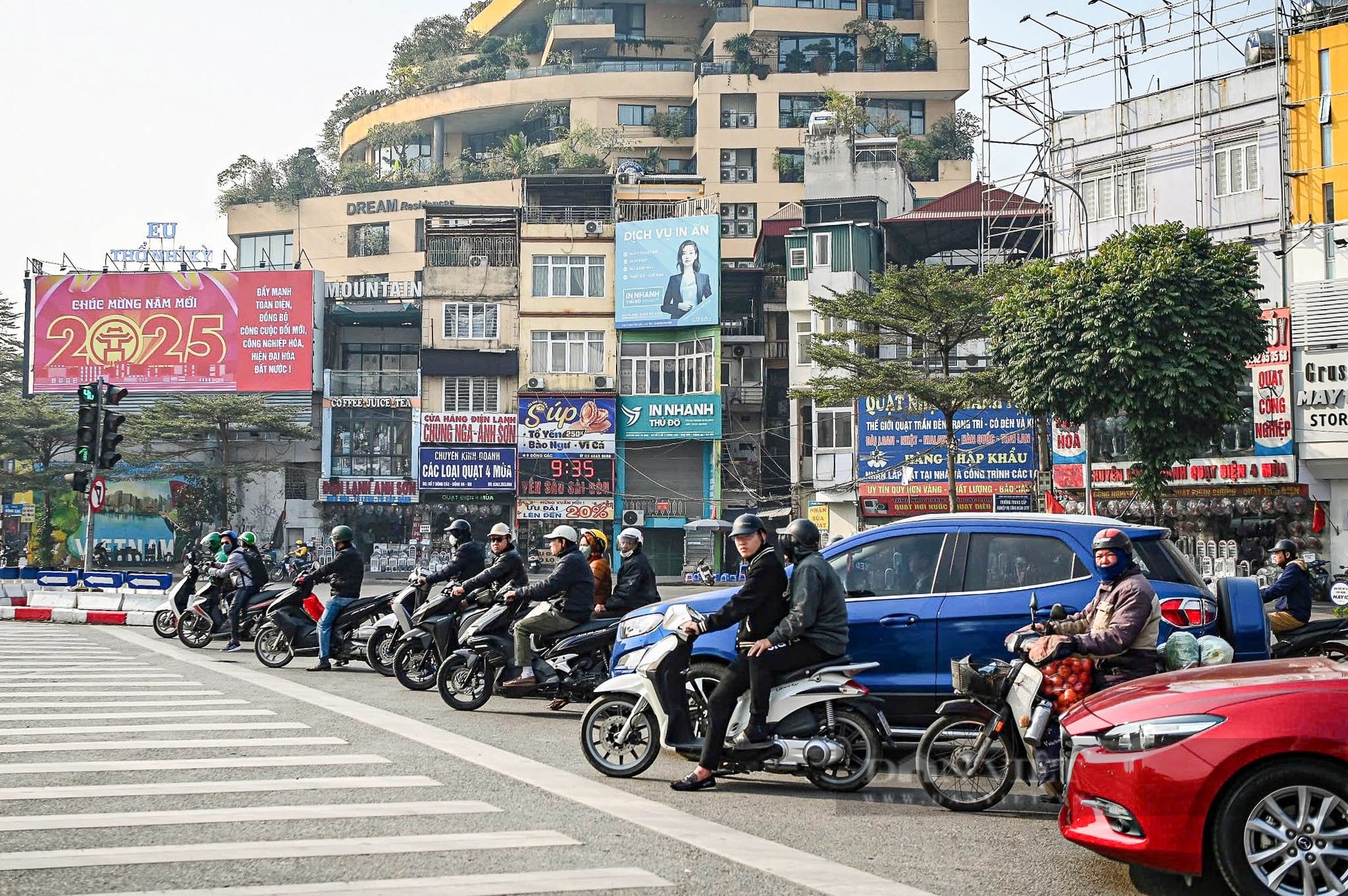 Ngày đầu áp dụng Nghị định giao thông mới, nhiều người dân ở Hà Nội vẫn cố tình vi phạm luật- Ảnh 1.