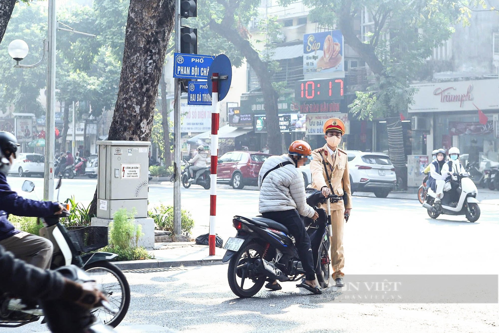 Ngày đầu áp dụng Nghị định giao thông mới, nhiều người dân ở Hà Nội vẫn cố tình vi phạm luật- Ảnh 8.