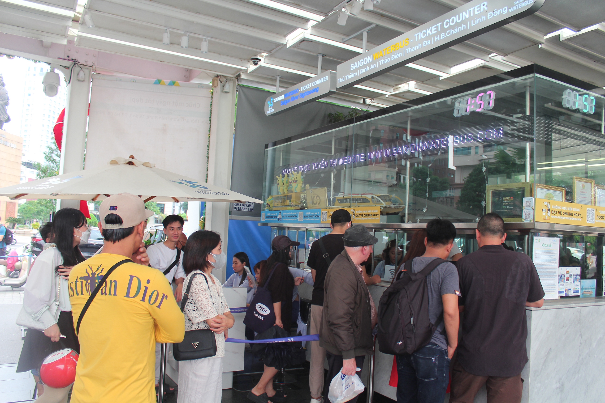 Tết Dương lịch, khách rồng rắn xếp hàng chờ đi buýt sông tại TP.HCM, nhiều người phải ra về vì không mua được vé - Ảnh 2.