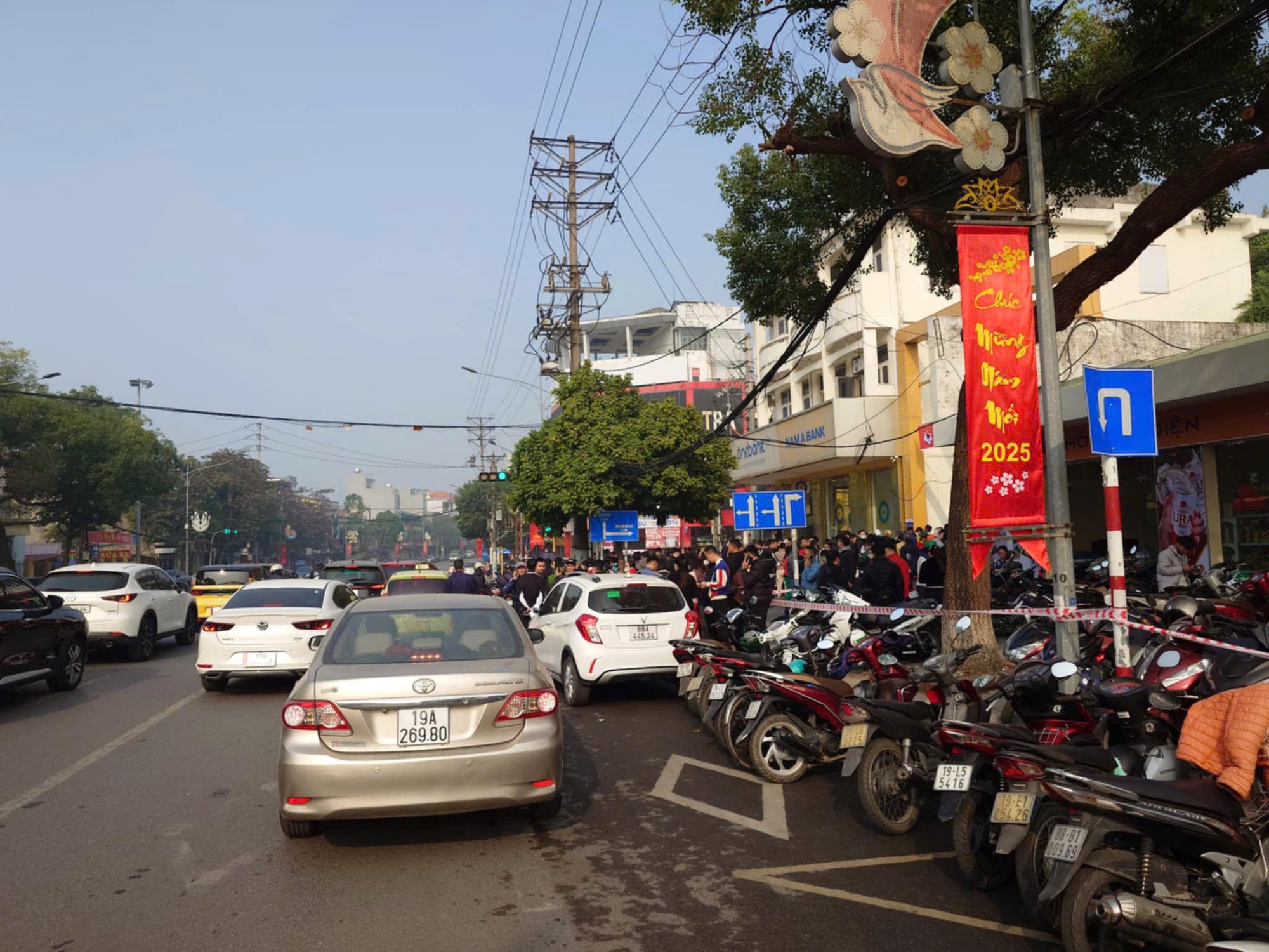 Xếp hàng dài dòng dọc, trả vé trận chung kết Việt Nam đấu Thái Lan theo tên chữ cái - Ảnh 2.