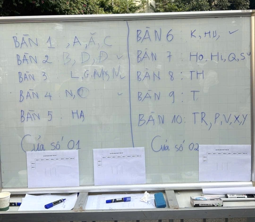 Xếp hàng dài dòng dọc, trả vé trận chung kết Việt Nam đấu Thái Lan theo tên chữ cái - Ảnh 3.