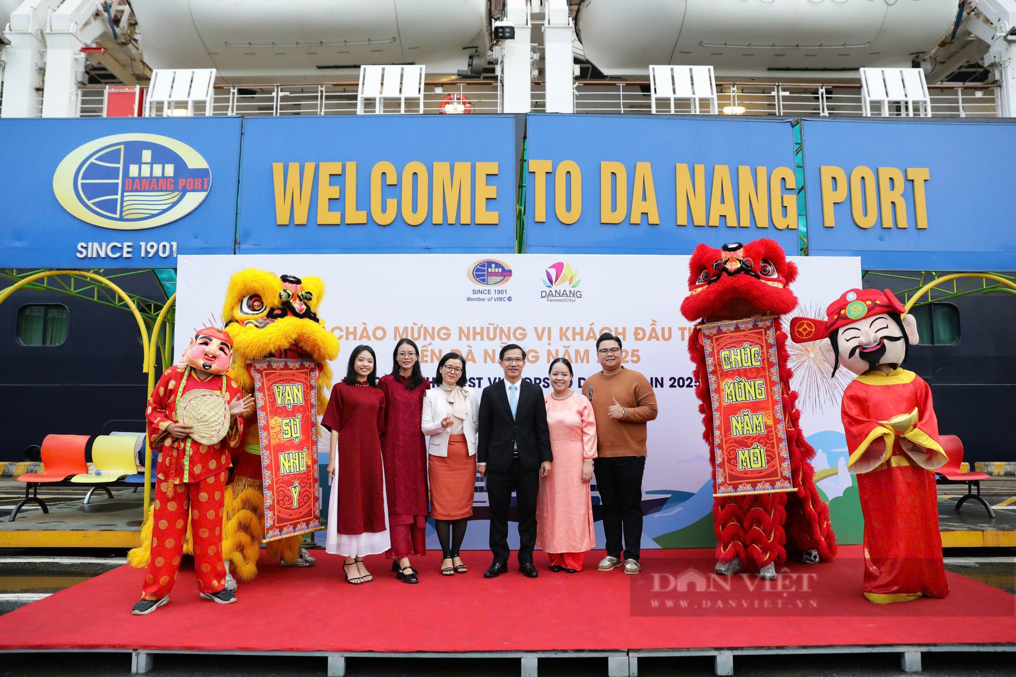 Hình ảnh gần 3.000 du khách "mở hàng" du lịch Đà Nẵng năm 2025- Ảnh 1.