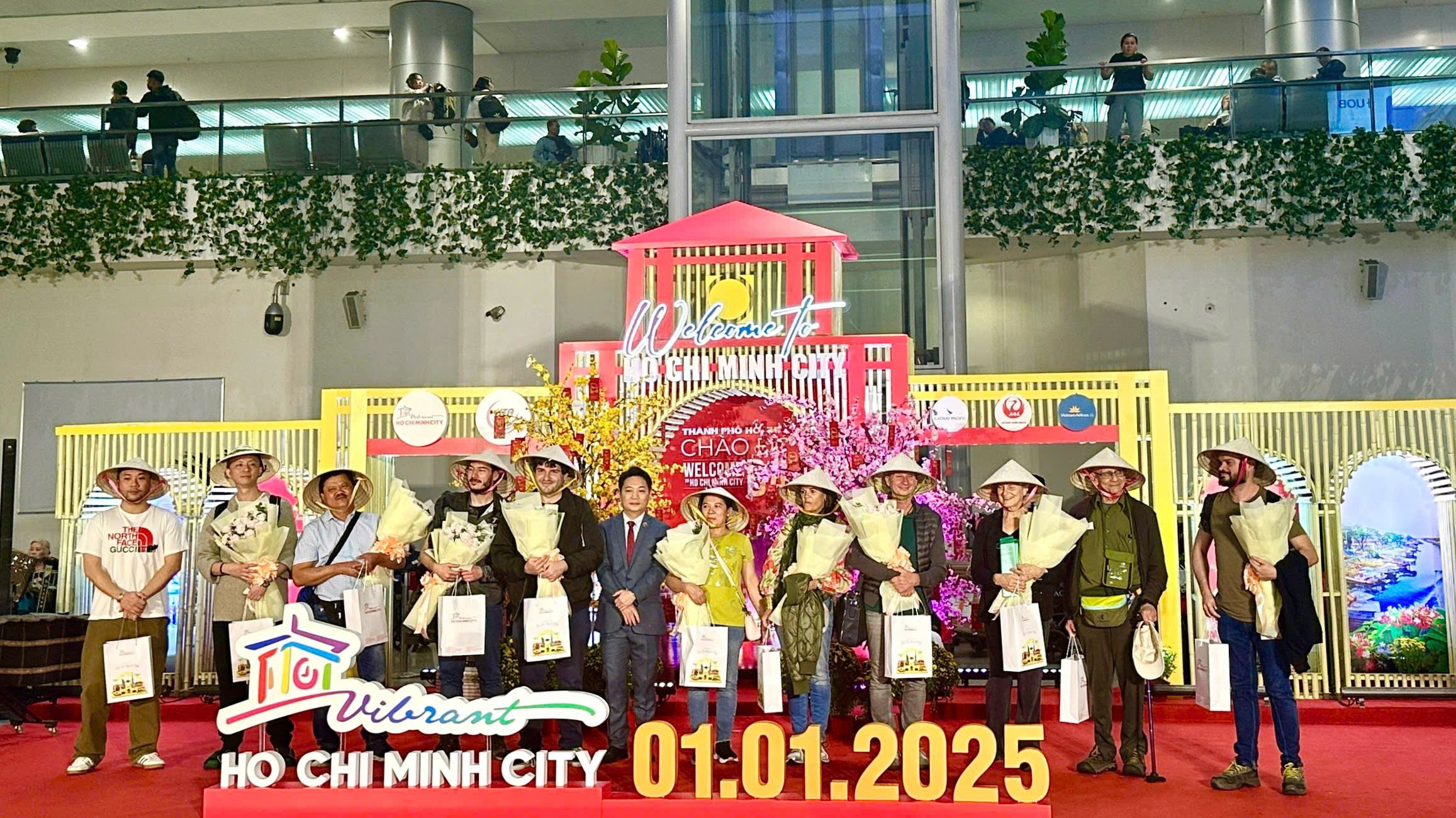 Khách quốc tế “xông đất” TP.HCM đầu năm 2025 được tặng quà, vé bay khứ hồi - Ảnh 1.