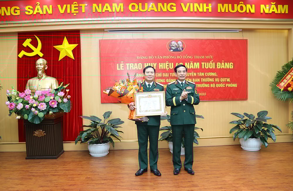 Đại tướng Nguyễn Tân Cương nhận Huy hiệu cao quý của Đảng - Ảnh 1.