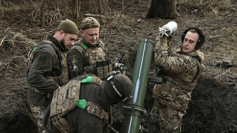 Ukraine mất thế trận trên chiến trường khi nhóm ông Trump thúc đẩy lệnh ngừng bắn - Ảnh 1.