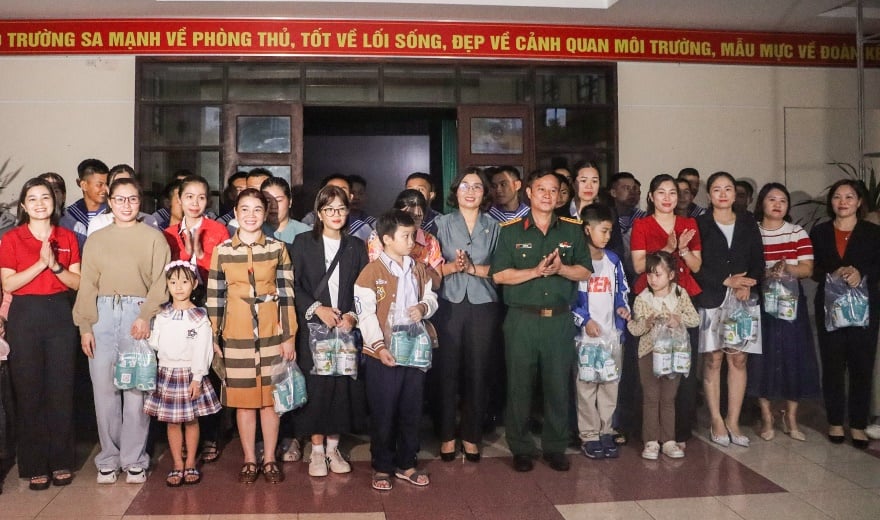 Agribank và hành trình mang “Tết ấm” tới chiến sĩ vùng 4 Hải quân - Ảnh 5.