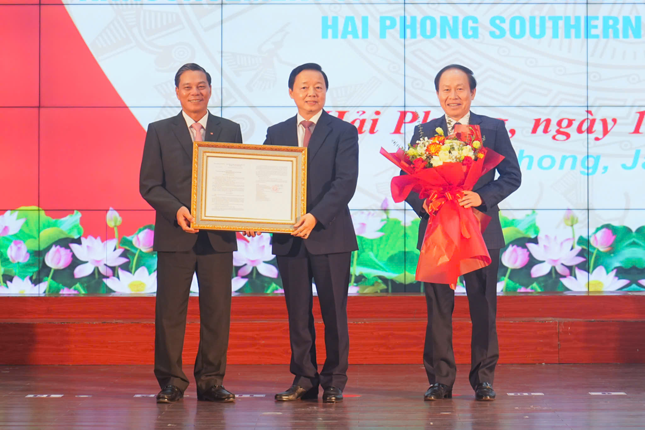 Phó thủ tướng chính phủ Trần Hồng Hà trao Quyết định thành lập khu kinh tế ven biển phía Nam cho Hải Phòng- Ảnh 2.