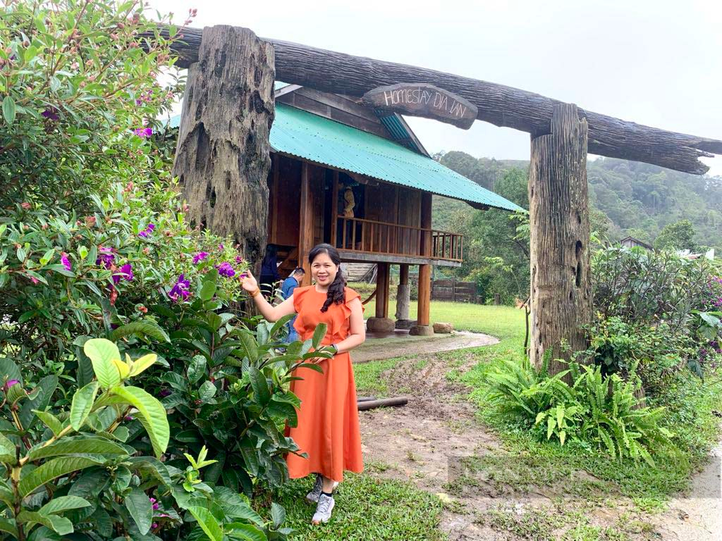 Ngôi làng "lọt thỏm" giữa những cánh rừng nguyên sơ, khách Tây phấn khích vì được lên núi, xuống thác cùng bà con - Ảnh 1.