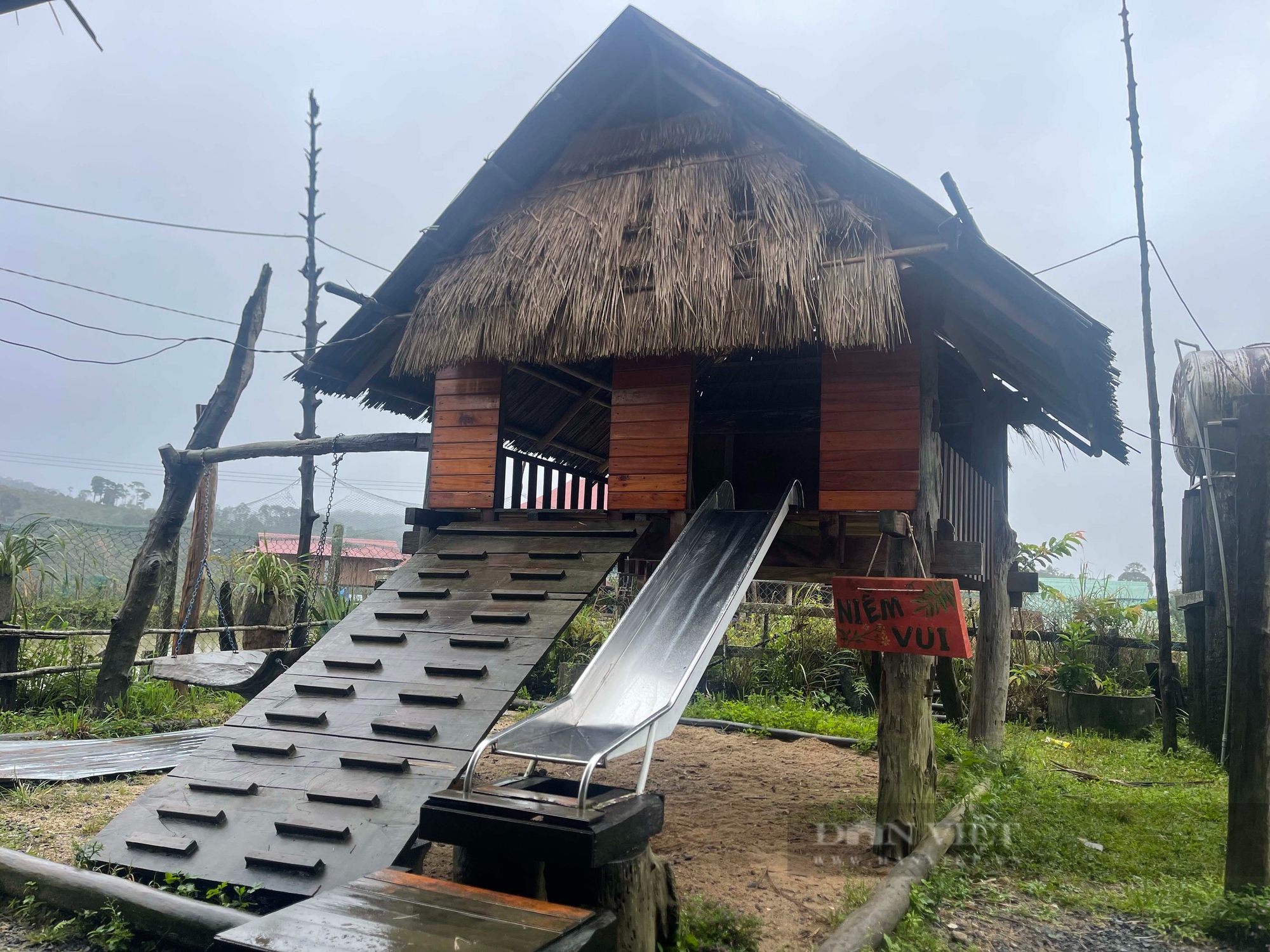 Ngôi làng "lọt thỏm" giữa những cánh rừng nguyên sơ, khách Tây phấn khích vì được lên núi, xuống thác cùng bà con - Ảnh 2.