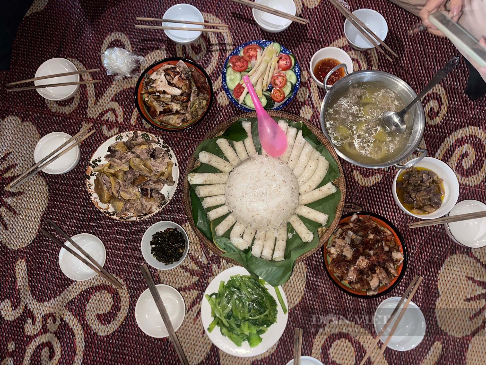 Ngôi làng "lọt thỏm" giữa những cánh rừng nguyên sơ, khách Tây phấn khích vì được lên núi, xuống thác cùng bà con - Ảnh 9.