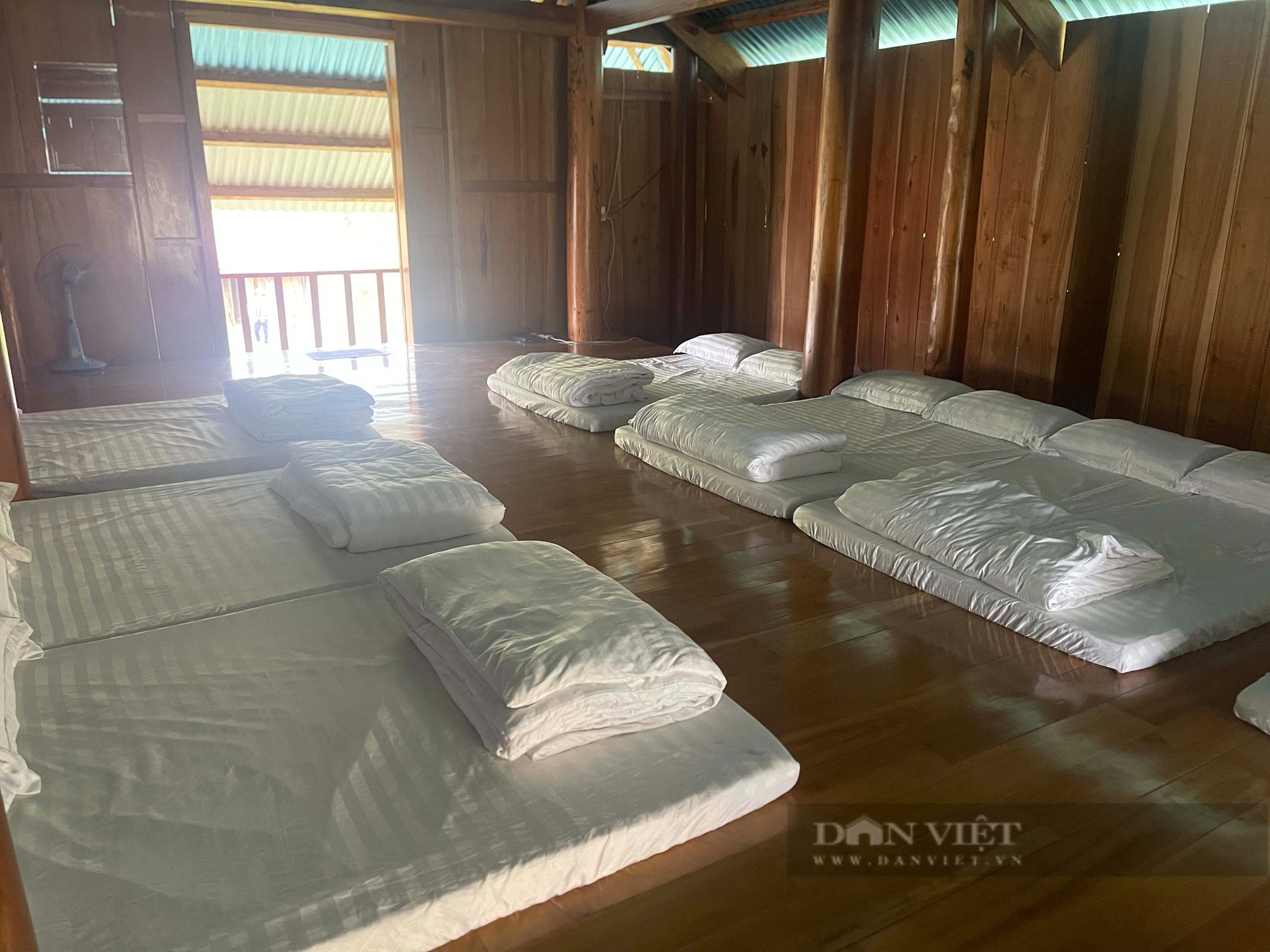Ngôi làng "lọt thỏm" giữa những cánh rừng nguyên sơ, khách Tây phấn khích vì được lên núi, xuống thác cùng bà con - Ảnh 8.