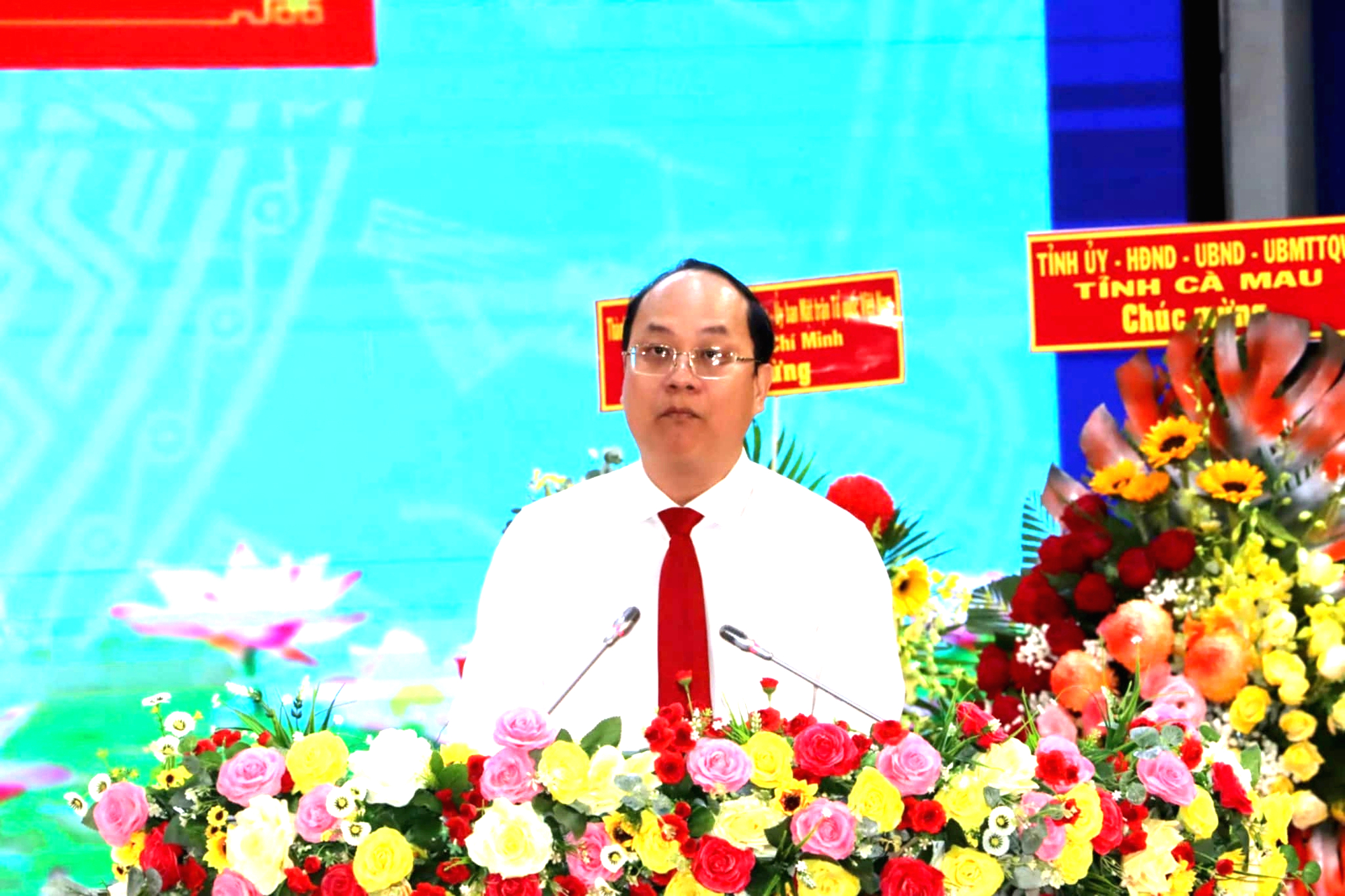 Bộ Chính trị điều động Phó Bí thư Thường trực Thành ủy TP.HCM làm Bí thư Cà Mau - Ảnh 3.