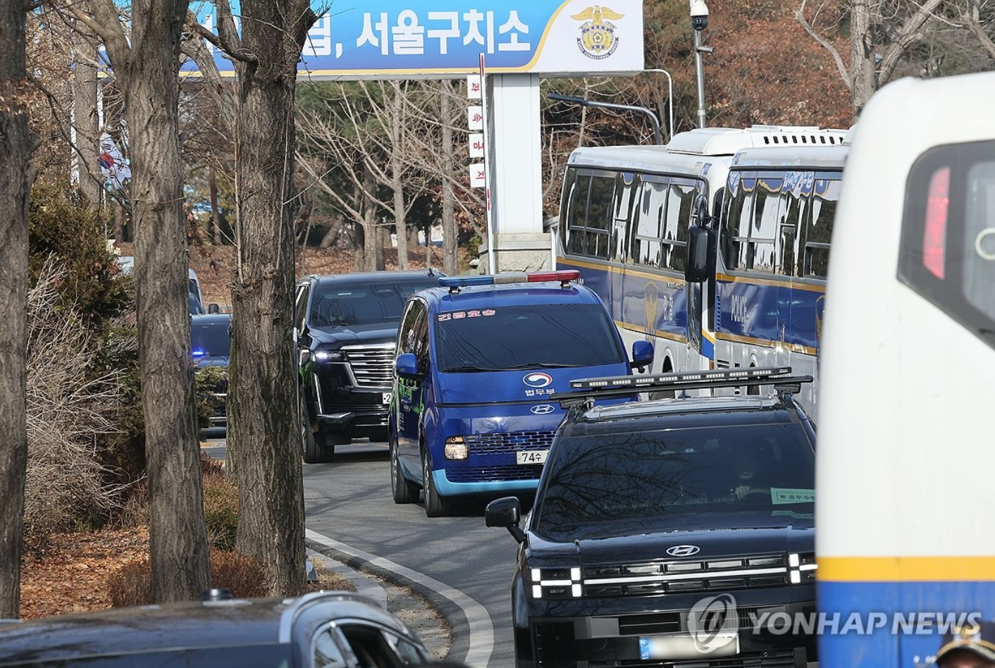 Tổng thống Hàn Quốc rời trại giam Seoul đến tòa án - Ảnh 2.